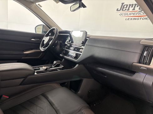 Used 2025 Nissan Pathfinder Platinum w/ Cargo Package AWD/4WD image 34
