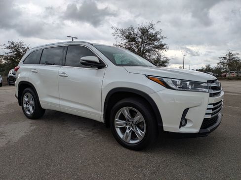 Used 2017 Toyota Highlander Limited image 2