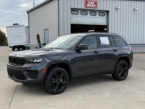 Certified 2024 Jeep Grand Cherokee Altitude image 3