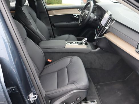 Used 2025 Volvo XC90 B5 Plus image 38