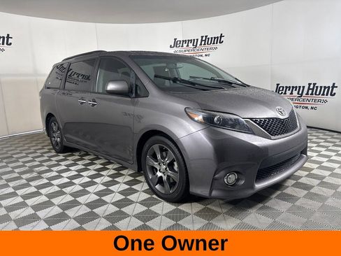 Used 2016 Toyota Sienna SE w/ SE Preferred Package FWD image 5