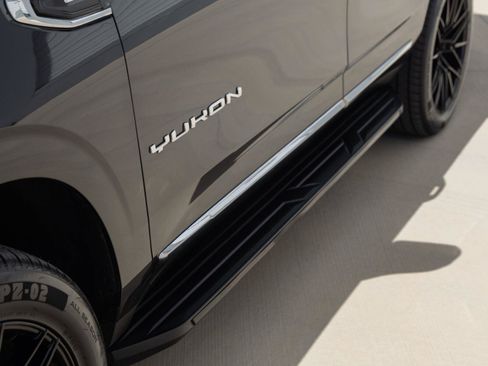 Used 2024 GMC Yukon SLT w/ SLT Luxury Package AWD/4WD image 11