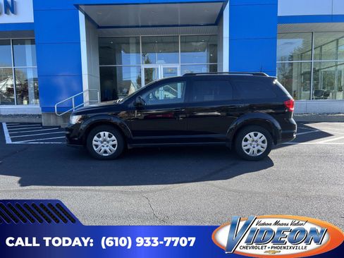 Used 2019 Dodge Journey SE FWD image 1