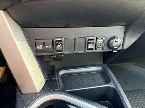 Used 2016 Toyota RAV4 XLE AWD/4WD image 27
