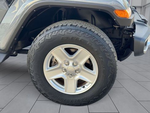 Used 2022 Jeep Gladiator Sport AWD/4WD image 9