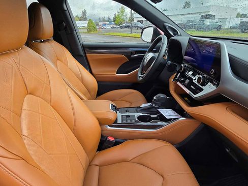 New 2026 Toyota Highlander Platinum image 11