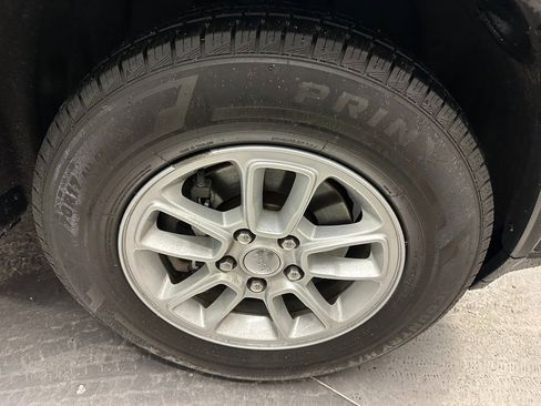 Used 2018 Jeep Grand Cherokee Laredo image 28