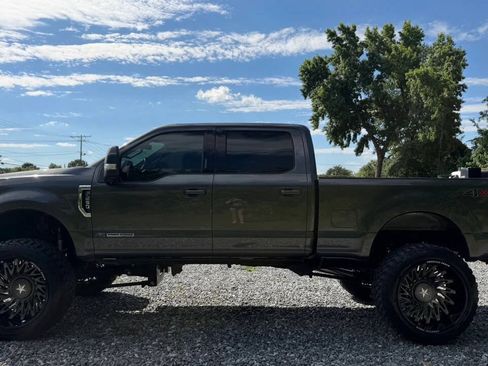 Used 2017 Ford F250 Lariat w/ Lariat Value Package AWD/4WD image 3