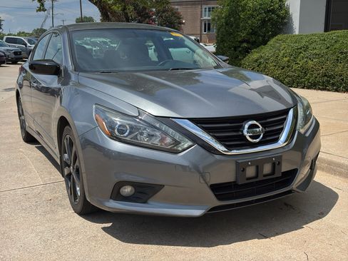 Used 2017 Nissan Altima 2.5 SR w/ Midnight Edition Package FWD image 1