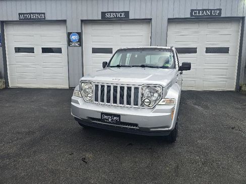 Used 2012 Jeep Liberty Sport image 2