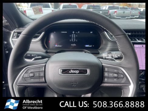New 2025 Jeep Grand Cherokee Limited w/ Black Appearance Package image 21