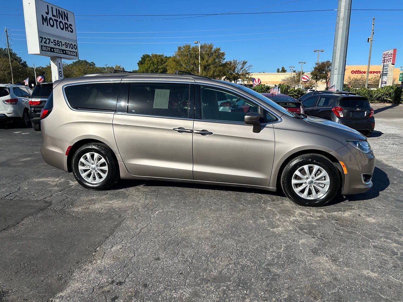 Used 2018 Chrysler Pacifica Touring Plus FWD image 3