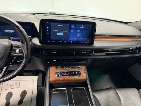 Used 2025 Lincoln Aviator Black Label w/ Black Label Special Edition image 4