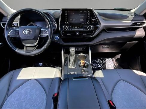 Used 2022 Toyota Highlander Bronze Edition AWD/4WD image 7