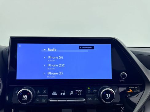 Used 2023 Toyota Highlander XLE FWD image 24