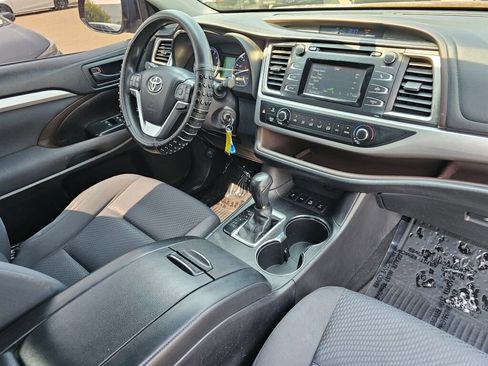Used 2016 Toyota Highlander LE AWD/4WD image 12