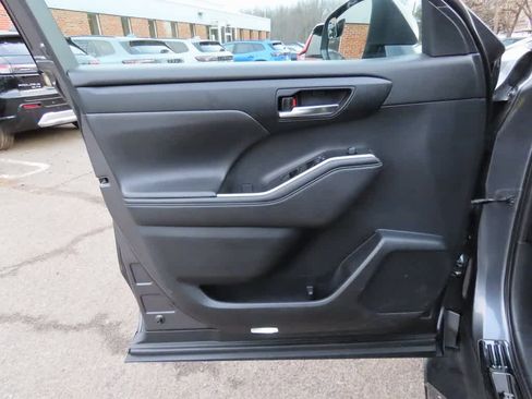 Used 2020 Toyota Highlander XLE image 16