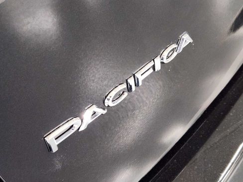 Used 2023 Chrysler Pacifica Touring-L FWD image 13