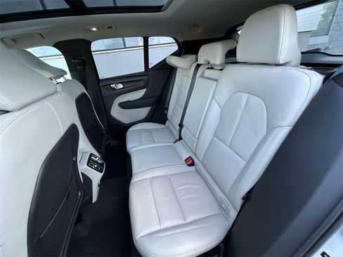 Certified 2023 Volvo XC40 B5 Plus w/ Protection Package Premier image 23