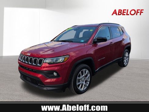Used 2024 Jeep Compass Latitude AWD/4WD image 1