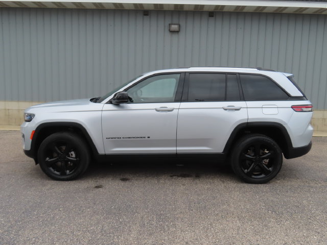 Used 2023 Jeep Grand Cherokee Altitude AWD/4WD image 9