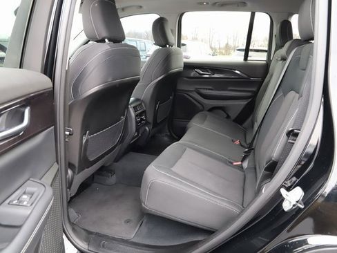 Used 2023 Jeep Grand Cherokee Laredo image 16