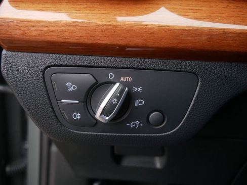 Used 2023 Audi Q5 e Premium w/ Convenience Package image 26