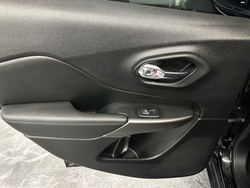 Used 2022 Jeep Cherokee Latitude Lux w/ Sun & Sound Group image 11