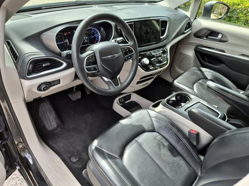 Used 2023 Chrysler Pacifica Touring-L image 19