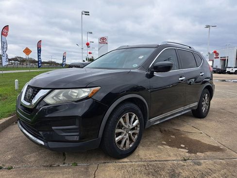 Used 2018 Nissan Rogue SV image 1