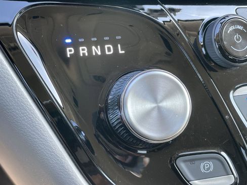 Used 2023 Chrysler Pacifica Touring-L image 25