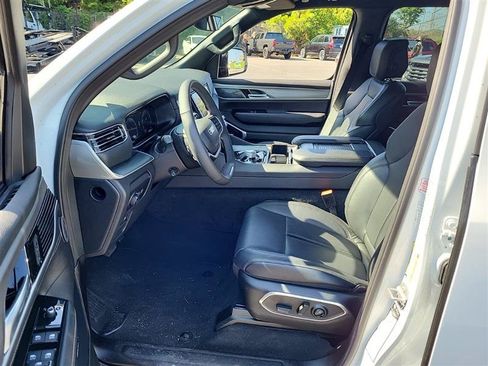 Used 2025 Jeep Wagoneer L Series II w/ 8-pass Seating Package AWD/4WD image 7