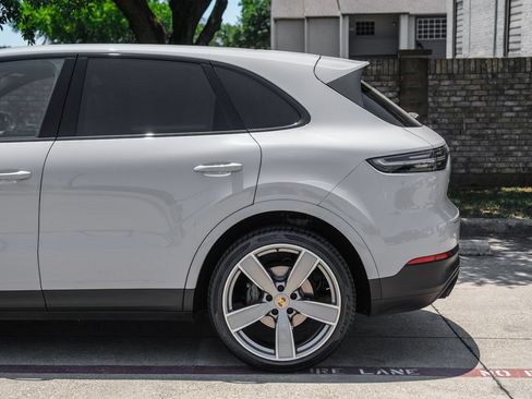 Used 2023 Porsche Cayenne S Platinum AWD/4WD image 23