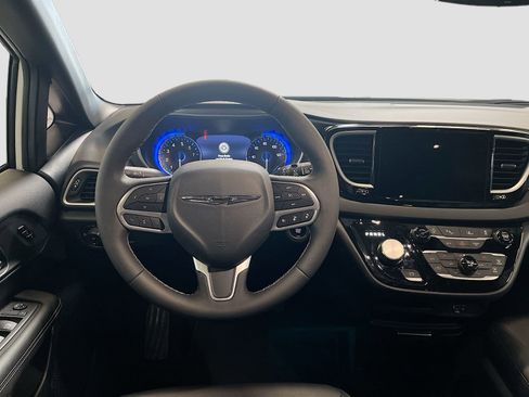 Used 2026 Chrysler Pacifica Select image 23