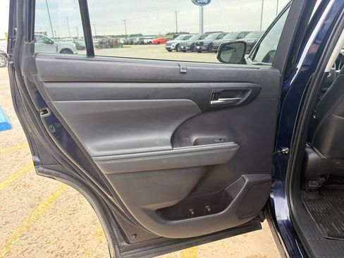 Used 2022 Toyota Highlander XLE AWD/4WD image 18