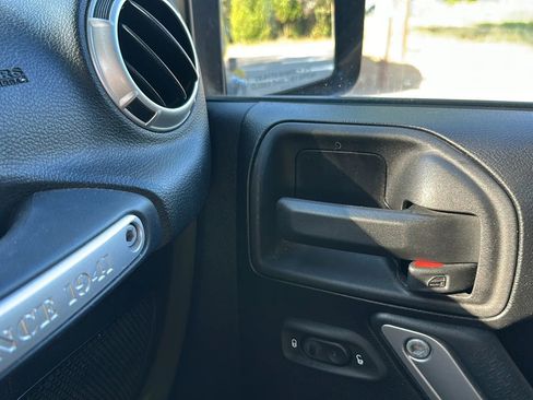 Used 2015 Jeep Wrangler Unlimited Sahara AWD/4WD image 38