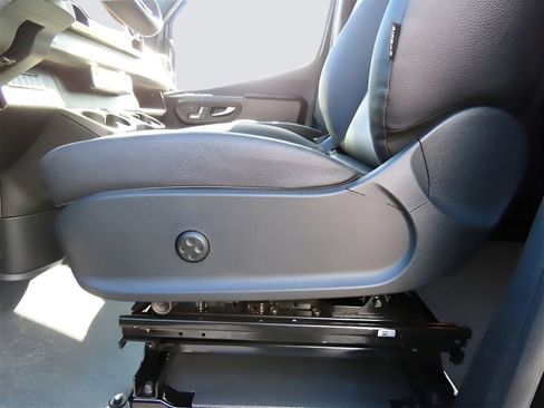 Used 2024 Mercedes-Benz Sprinter 2500 image 53