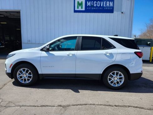 Used 2023 Chevrolet Equinox LS w/ LS Convenience Package AWD/4WD image 2