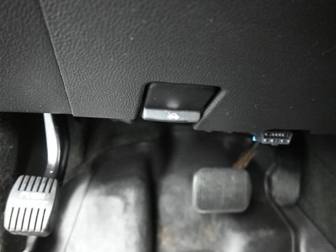 Used 2014 Ford Explorer XLT w/ Equipment Group 202A AWD/4WD image 24