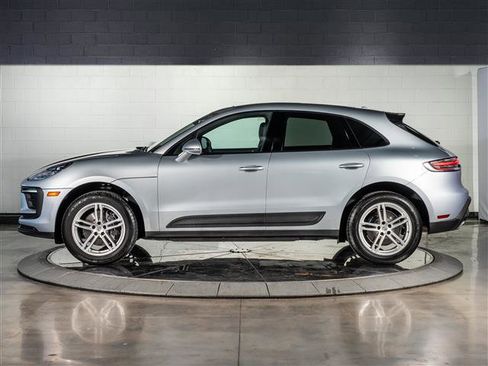 Certified 2025 Porsche Macan image 2