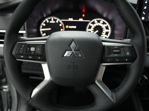 New 2025 Mitsubishi Outlander SE image 8