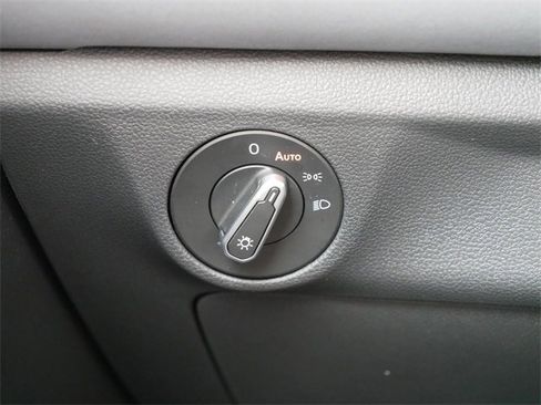 Certified 2025 Volkswagen Jetta SE image 24