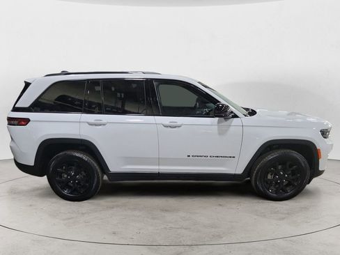Used 2025 Jeep Grand Cherokee Altitude RWD image 6