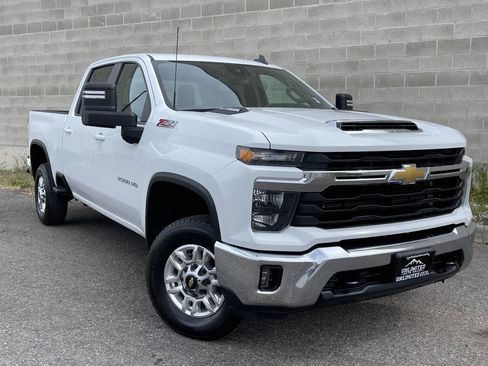 Used 2024 Chevrolet Silverado 2500 LT w/ Convenience Package AWD/4WD image 2