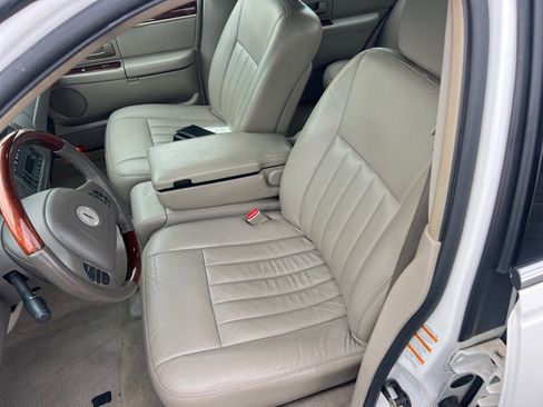 Used 2003 Lincoln Town Car Signature RWD image 13