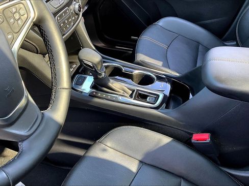 Used 2023 Chevrolet Equinox Premier image 18