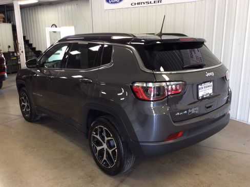 Used 2024 Jeep Compass Limited image 3