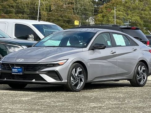Certified 2025 Hyundai Elantra SEL FWD image 10