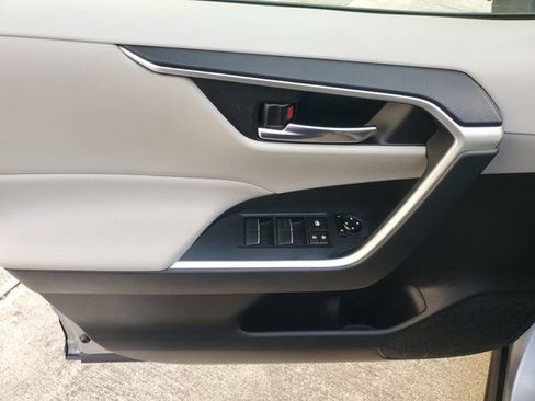 Used 2020 Toyota RAV4 XLE Premium image 19