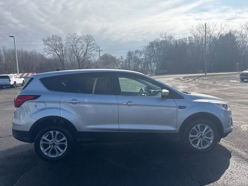 Used 2019 Ford Escape SE image 2